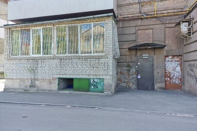Чотирикімнатна квартира, загальною площею 105,7 кв.м., за адресою: м. Запоріжжя, вул. Університетська (колишня Жуковського), буд. 76, кв. 33