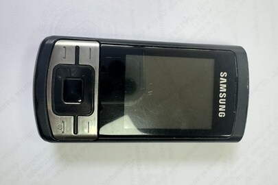 Конфісковане майно за рішенням суду: мобільний телефон марки "Samsung" без сім-картки, IMEI: 358697/03/816342/5 та WI-FI роутер марки "HUAWEI" без сім-карти б/в