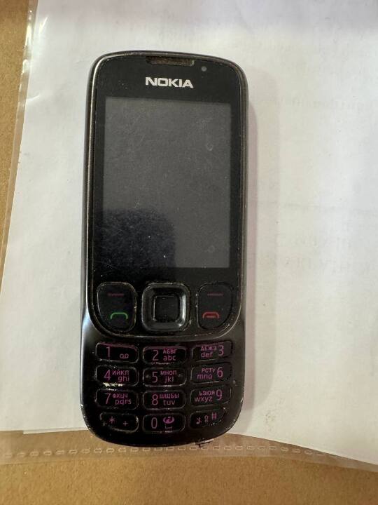 Мобільний телефон марки NOKIA IMEI: 35486/04/2362347 наявні пошкодження та потертості, без зарядного пристрою, телефон не вмикаеться. В задовільному стані
