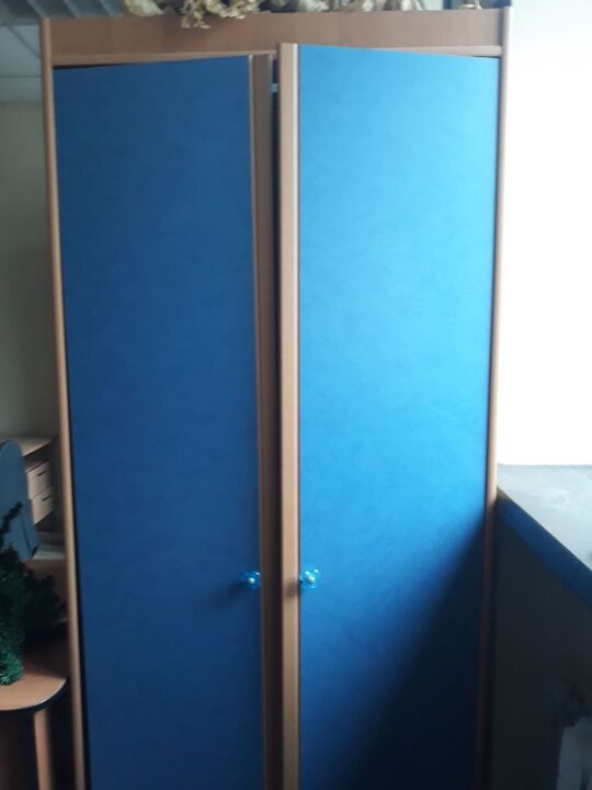 Гардеробна шафа, коричневого кольору з дверцятами синього кольору, б/в 1 шт.