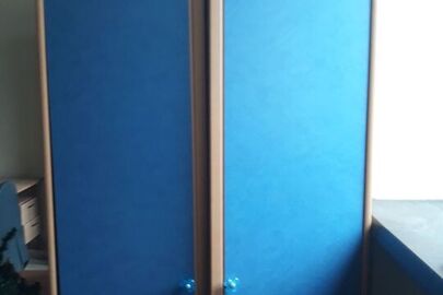 Гардеробна шафа, коричневого кольору з дверцятами синього кольору, б/в 1 шт.