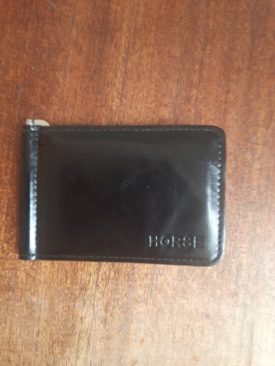 Шкіряний гаманець, чорного кольору, бувший у використанні 