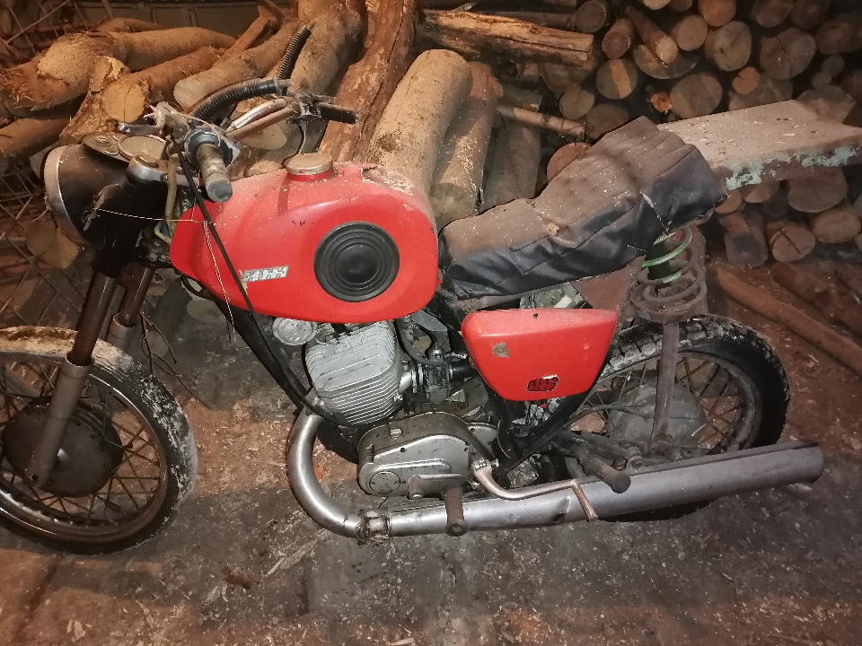 Мотоцикл Восход-3М, червоного кольору, номер рами Л07091, ДНЗ 5561ЖИЛ