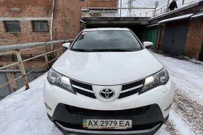 ½ транспортного засобу TOYOTA RAV4, рік випуску 2013, білого кольору, VIN:JTMREREV60D006525, номер кузова JTMREREV60D006525, ДНЗ АХ2979ЕА