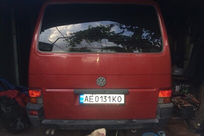 Автомобіль марки Volkswagen моделі Transporter, 1995 року випуску, реєстраційний номер АЕ0131КО, WIN:WV2ZZZ70ZSH123195, червоного кольору