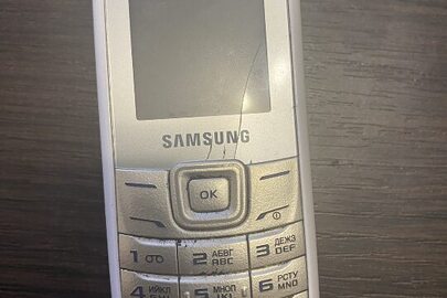 Мобільний телефон "Samsung" білого кольору, ІМЕІ 1:354885067587257, зі встановленою у нього сім карткою абонентського номеру "Київстар" 