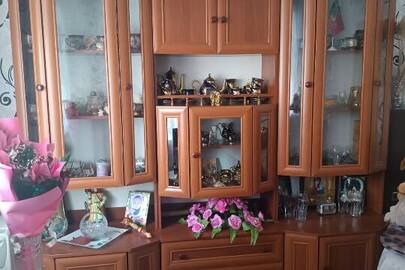 Стінка зі вставками скла, бувша у використанні