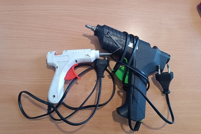 Конфіскація майна за рішенням суду: пістолет для спаювання чорного кольору б/в, білого кольору б/в, 4 фрагменти силіконових стержнів б/в, кольорові пластикові трубочки б/в