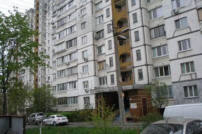 1/2 частина квартири № 104, загальною площею 54.80 кв.м., що знаходиться за адресою: м. Київ, вул. Героїв Космосу, буд. 11