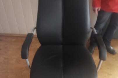 Крісло офісне з підголовником, чорного кольору, 1 шт., б/в