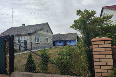 1/2 житлового будинку з господарськими прибудовами (літня кухня-сарай літ. "Б", цегляна вбиральня літ."В", дворові споруди "1-5"), заг. пл. 76,6 кв.м., житл. пл. 37,2 кв.м., за адресою: Львівська обл., Львівський р., с. Дусанів, вул. Січових Стрільців, 22