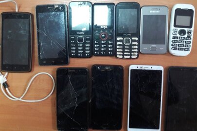 Мобільні телефони в кількості 11 штук