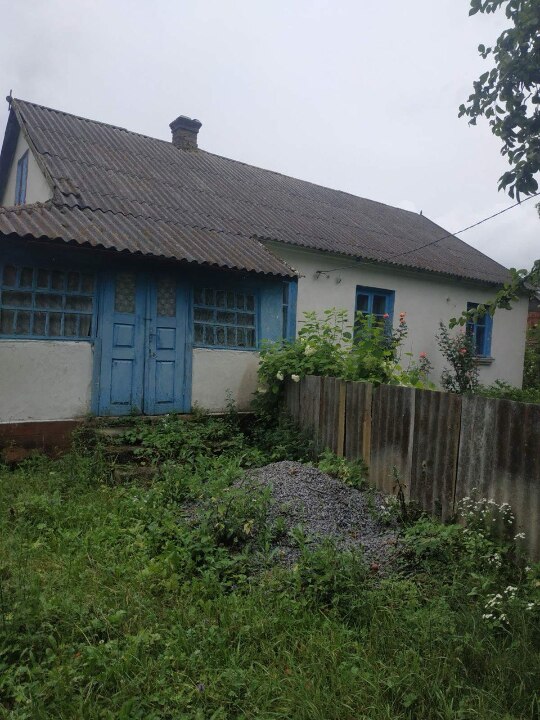 Житловий будинок (з надвірними будівлями), загальною площею 97,80 кв.м., реєстраційний номер ОНМ: 2817833368060, адреса: Хмельницька обл., Шепетівський р., с. Плоска, вулиця Перемоги, будинок 43