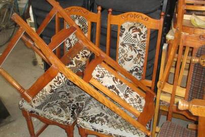 Крісло дерев'яне на залізній основі з колесами — 1 шт. та стільці дерев'яні в кількості 3 шт.