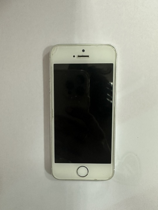 Мобільний телефон білого кольору марки Iphone, IMEI 356962063747852, б/в