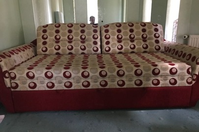 Диван-ліжко у кількості 1 шт., розкладний, червоно-жовтого кольору