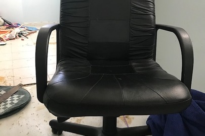 Офісне крісло у кількості 1 шт., чорного кольору