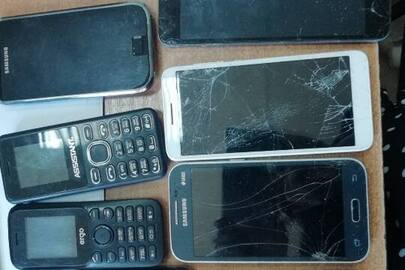 Мобільні телефони в кількості 8 штук
