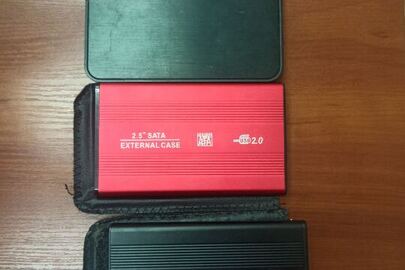 Конфіскація майна за рішенням суду: зовнішні жорсткі диски, 3 штуки (2 шт чорного кольору - по 500 Gb, 1 шт червоного кольору - 1000 Gb), б/в