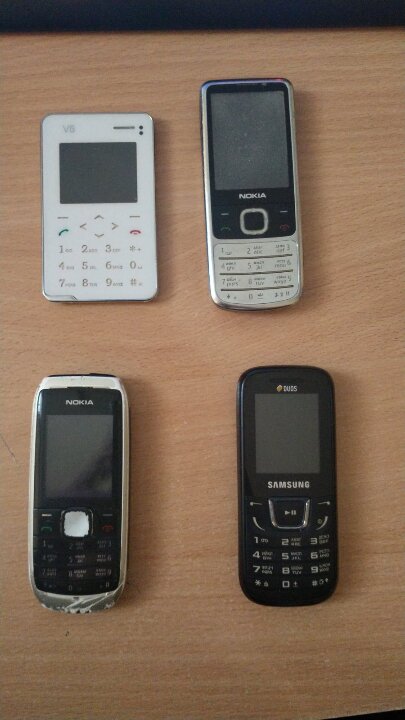 Мобільні телефони у кількості 4 штуки (