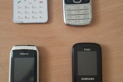 Мобільні телефони у кількості 4 штуки ("Нокіа", б/в, ІМЕІ: 355392043275855, "Нокіа", б/в, ІМЕІ: 357020044546973, "Samsung", б/в, ІМЕІ: 355884053448119, 355884053448112, та "Card phone", б/в, ІМЕІ встановити не вдалося)