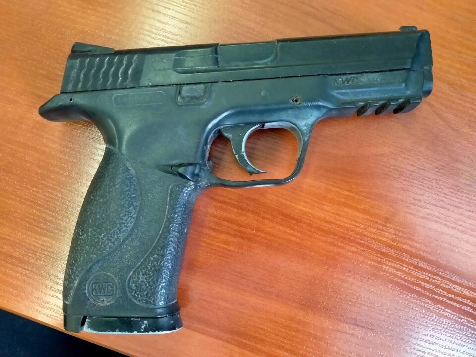 Пневматичний пістолет з маркуванням KWC Made in TAIVAN (4.5 mm), серійний номер 11017573, чорного кольору, з повним магазином, невідомо чи в робочому стані