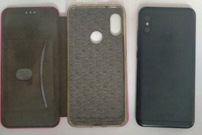 Мобільний телефон марки "Xiaomi", моделі "Mi A2 Lite", IMEI1:863896045731475, IMEI2:863896045731483, з сім-картою мобільного зв'язку, чорного кольору, у чохлі рожевого кольору, працюючий, заблокований попереднім власником, б/в