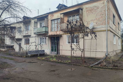 Трикімнатна квартира, заг. пл. 73,7 кв.м., житл.пл. 54,0 кв.м., за адресою: Львівська обл., Буський р-н, м. Буськ, вул. Львівська, буд. 55, кв. 4