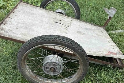 Конфісковане майно за рішенням суду: двоколісна металева тачка кустарного виробництва 1 шт., рожкові ключі 3 шт., б/в