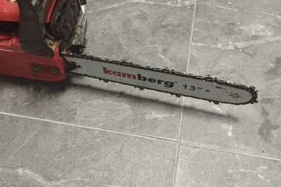 Конфіскація майна згідно рішення суду: Бензинова пила марки "FORESTA"  №К14151982, червоного кольору із шиною із надписом "Kamberg 13", б/в