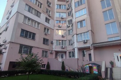 1/4 частина квартири, загальною площею 126,9 м.кв, що знаходиться за адресою:  Одеська обл., м. Одеса, вулиця Новосельського, будинок 69/71, квартира 73