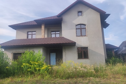 Житловий будинок, загальною площею 299,10 кв.м. та земельна ділянка, кадастровий номер 3221485501:01:002:0078, загальною площею 0,1505 га, які знаходяться за адресою: Київська область, Фастівський (Васильківський) район, с. Мархалівка, вул Сонячна,18