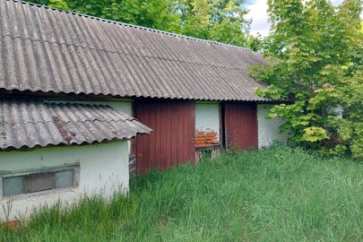 Житловий будинок, загальною площею 43,7 кв.м. з надвірними будівлями, що розташований за адресою: Чернігівська обл., Коропський р-н, с.Подоляки, вул. Лісова буд. 85