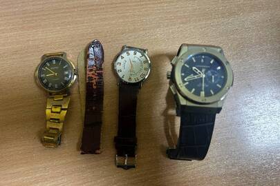 Конфісковане майно за рішенням суду: наручний годинник «Hublot» з ремінцем чорного кольору, наручний годинник «Rolex» з ремінцем коричневого кольору, наручний годинник «Восток» з ремінцем золотистого кольору, б/в.