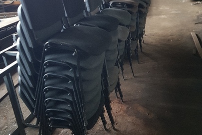 Крісла офісні, чорного кольору, б/в, у кількості 48 шт.