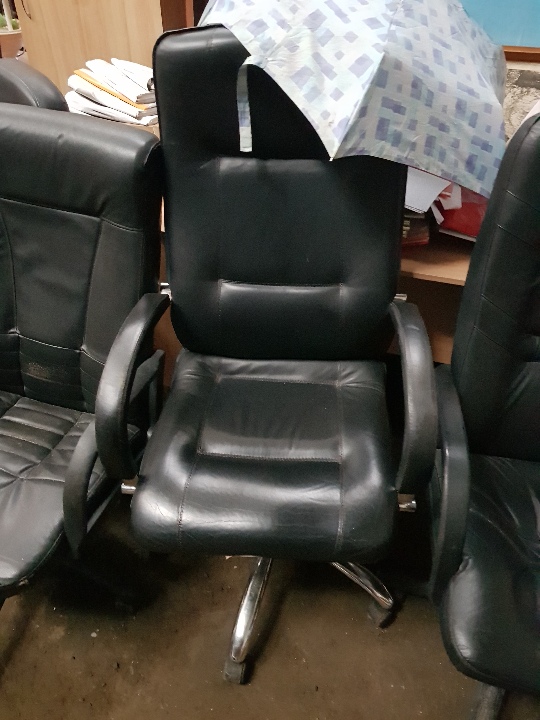 Крісло офісне шкіряне чорного кольору б/у