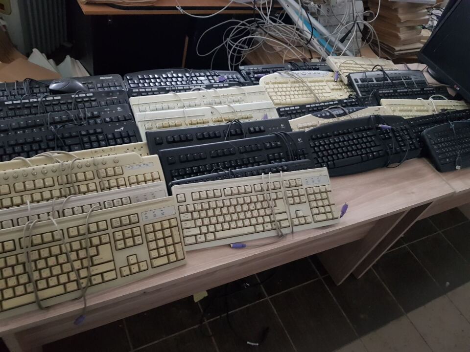 Комп'ютерні клавіатури різних марок у кількості 30 шт., б/у