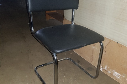 Крісла на металевій основі чорного кольору б/у, у кількості 20 шт.