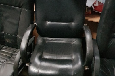 Крісло офісне шкіряне чорного кольору б/у