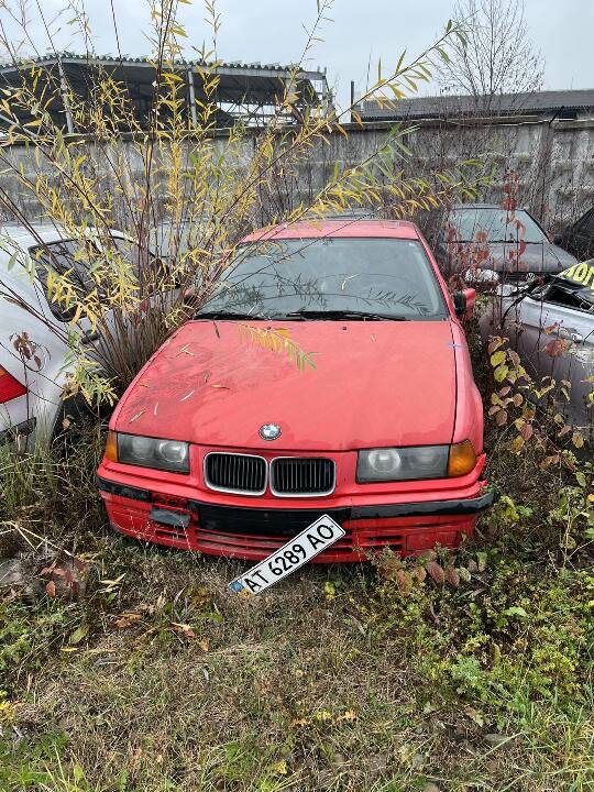 Колісний транспортний засіб - легковий автомобіль BMW 318, реєстраційний номер АТ6289АО, рік випуску 1990, червоного кольору, номер кузова - WBACB11070JB49110