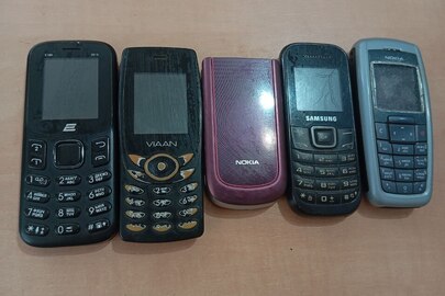Конфіскація майна: мобільний телефон «NOKIA - 3710a-1», мобільний телефон «NOKIA – 2600», мобільний телефон «SAMSUNG GT - S7390», мобільний телефон, «VIAAN - V1820», мобільний телефон  «Е – 2Е Е180», бувші у використанні
