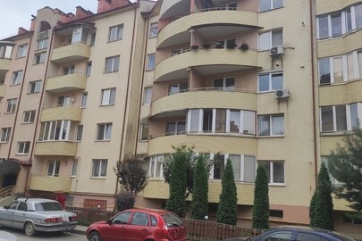 Квартира, загальною площею 65,3 м.кв., житловою площею 30,6 м.кв., що розташована за адресою:  Закарпатська обл., м. Ужгород, вул. Климпуша Дмитра, буд. 9, кв. 60 