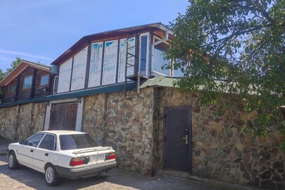 Кафе, літ.А, заг.пл. 291,7м.кв.; об'єкт незавершеного будівництва, літ.Б, заг.пл. 132,4м.кв.; земельні ділянки: пл. 0,0393 га, КН 2110100000:63:001:0160 (адреса 1); пл. 0,015 га, КН 2110100000:63:001:0008 (адреса 2)