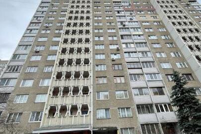 1/3 частка трикімнатної квартири № 40, загальною площею 72,4 кв.м., що розташована за адресою: м. Київ, провулок Квітневий, буд.8
