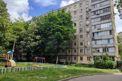 1/3 частка трикімнатної квартири № 60, загальною площею 60,8 кв.м., що розташована за адресою: м. Київ, вул. Лятошинського композитора, буд.4-А