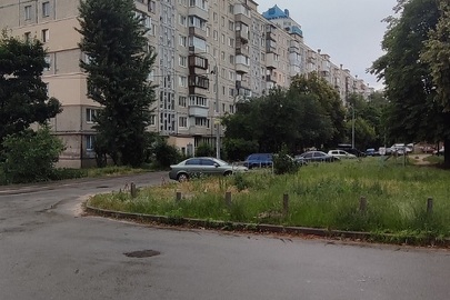 1/6 частка трикімнатної квартири № 165, загальною площею 57,5 кв.м., що розташована за адресою: м. Київ, вул. Жмеринська, буд. 16
