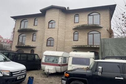 1/6 ч. житлового будинку та 1/6 ч. земельної ділянки, загальною площею 0,0700 га, кадастровий номер: 8000000000:85:467:0011, що знаходяться за адресою: м. Київ, вул. Рожева, 4, РНОНМ 135426080000