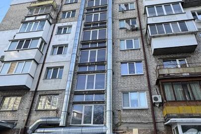 1/4 частка двокімнатної квартири № 8, загальною площею 45,60 кв.м., що розташована за адресою: м. Київ, вул. Набережно-Хрещатицька, буд.11