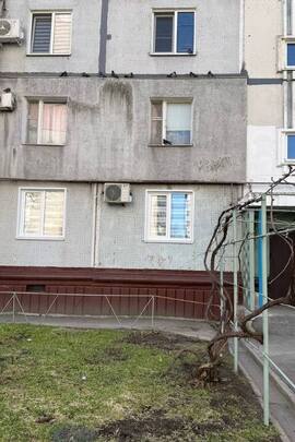 Трикімнатна квартира, загальною площею 69,54 кв.м., за адресою: м. Запоріжжя, вул. Космічна, буд. 89, кв. 37