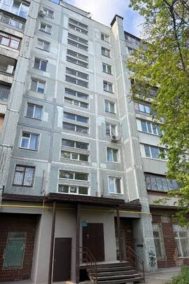1/2 частина трикімнатної квартири, загальною площею 73,7 кв.м., за адресою: м. Запоріжжя, пр. Ювілейний, буд. 33, квартира 180